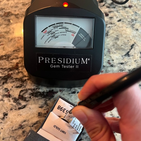 10K yellow gold 1/4 Carat T.W. Round Diamond 10 kt Solitaire Ring size 7 - Picture 13 of 14